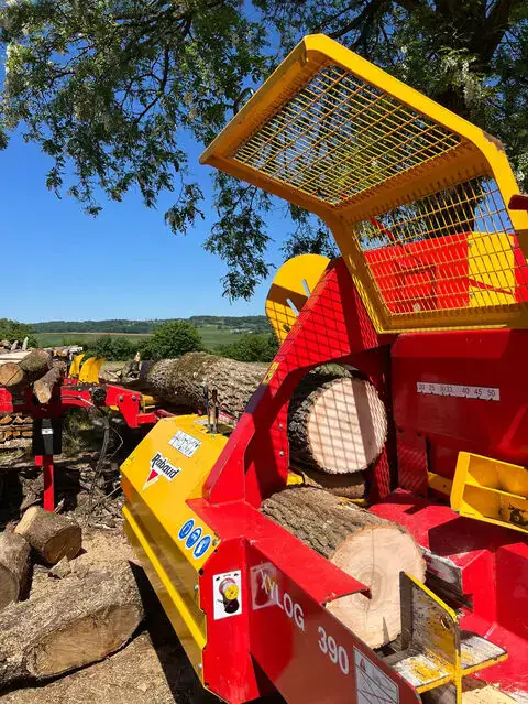 Bois de chauffage empilé dans l'exploitation NEOBOIS